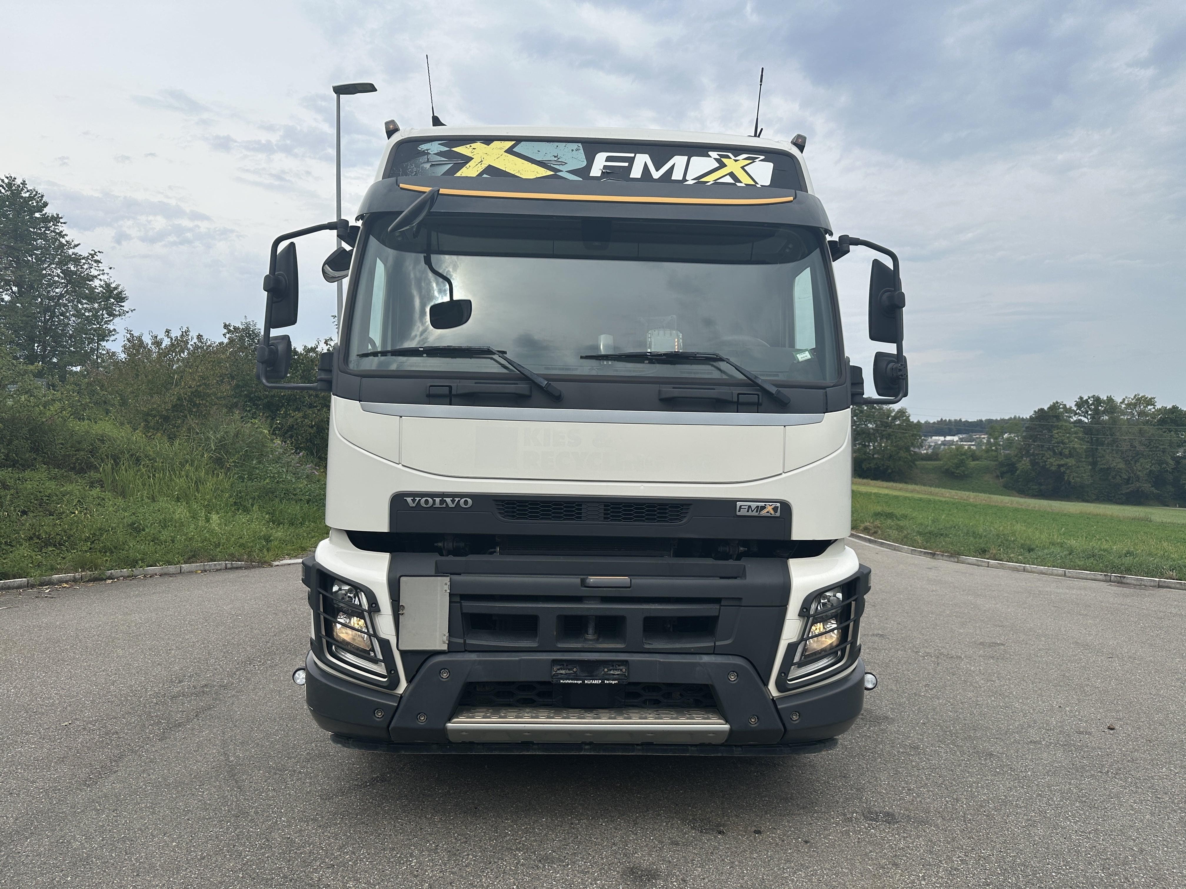 Full-up FMx, Volvo FMX 6x6 tractor unit & its tipping trail…