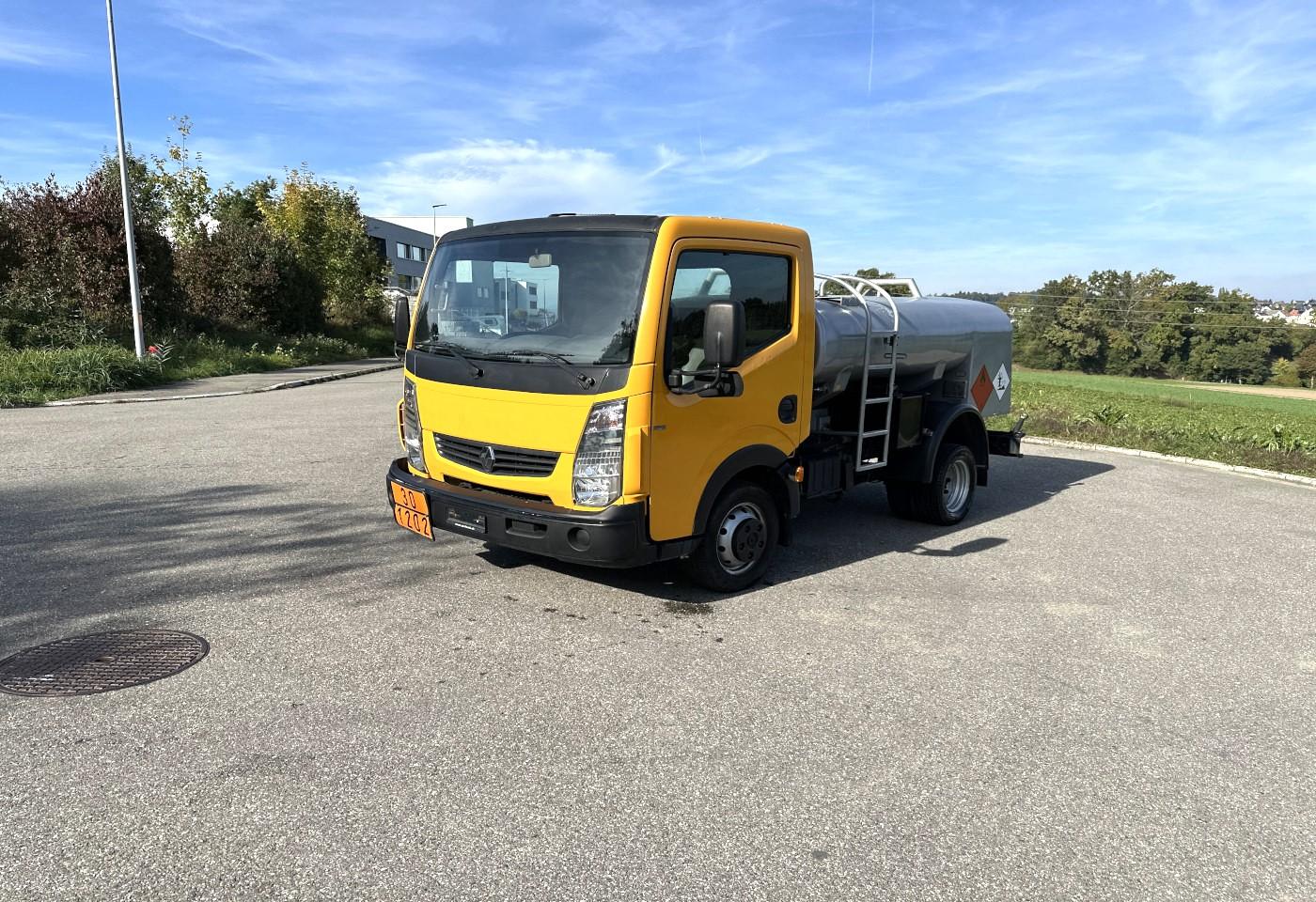 2009 Renault Maxity 130.35 Tankwagen 3.5T - Fahrzeugfoto