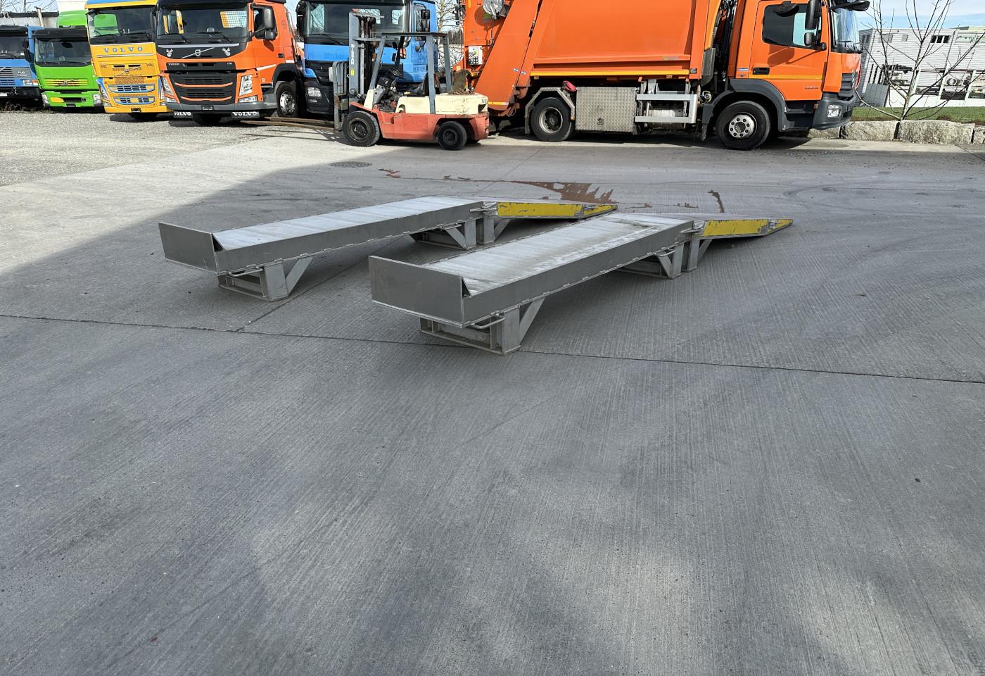 Auffahrtrampe - Fahrzeugfoto