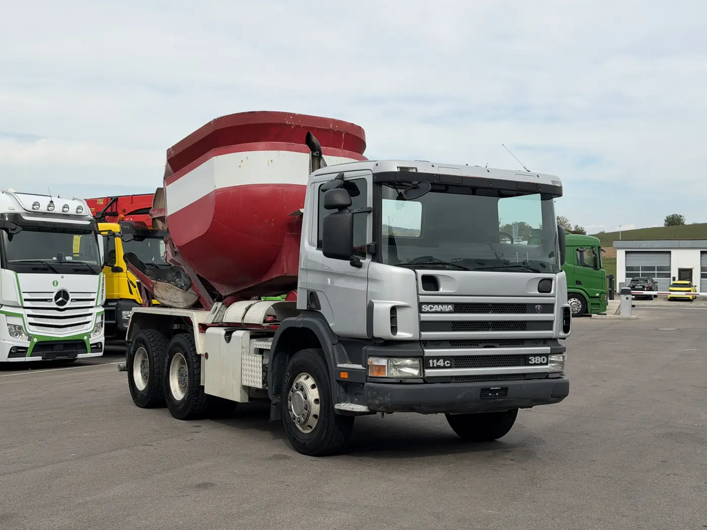2001 Scania P 114 CB 6x4 Betonsilo vorne_links