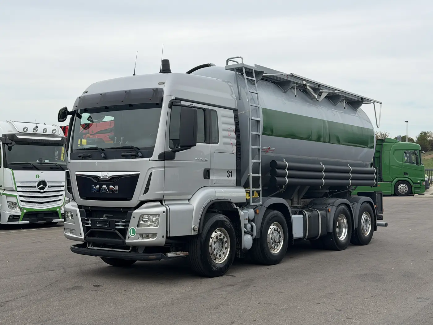 2016 MAN TGS 35.440 8x4 Spitzer Silo vorne_links
