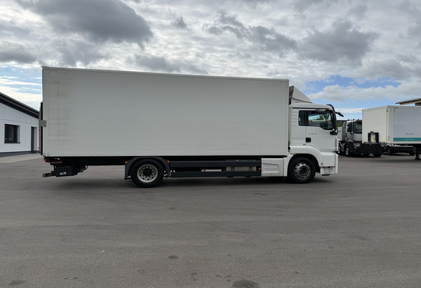 MOTO6625_3049554 vehicle image