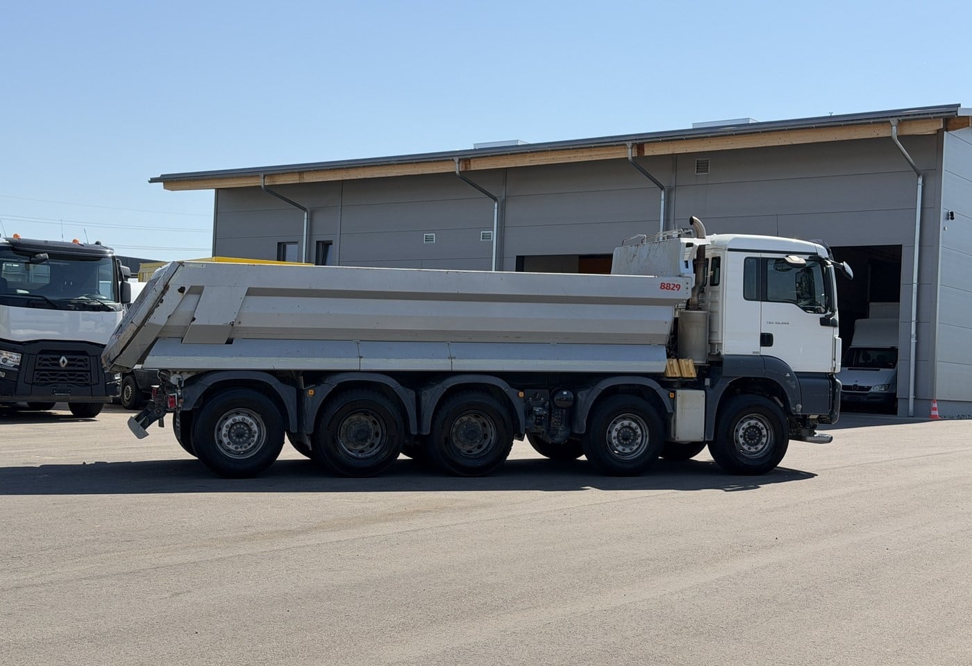 MOTO6625_3049536 vehicle image