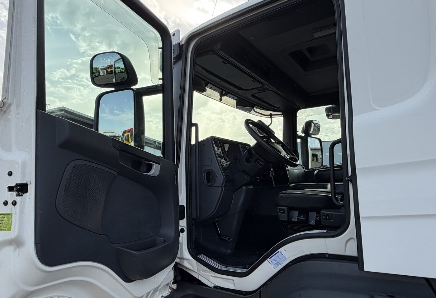 MOTO6625_3049530 vehicle image
