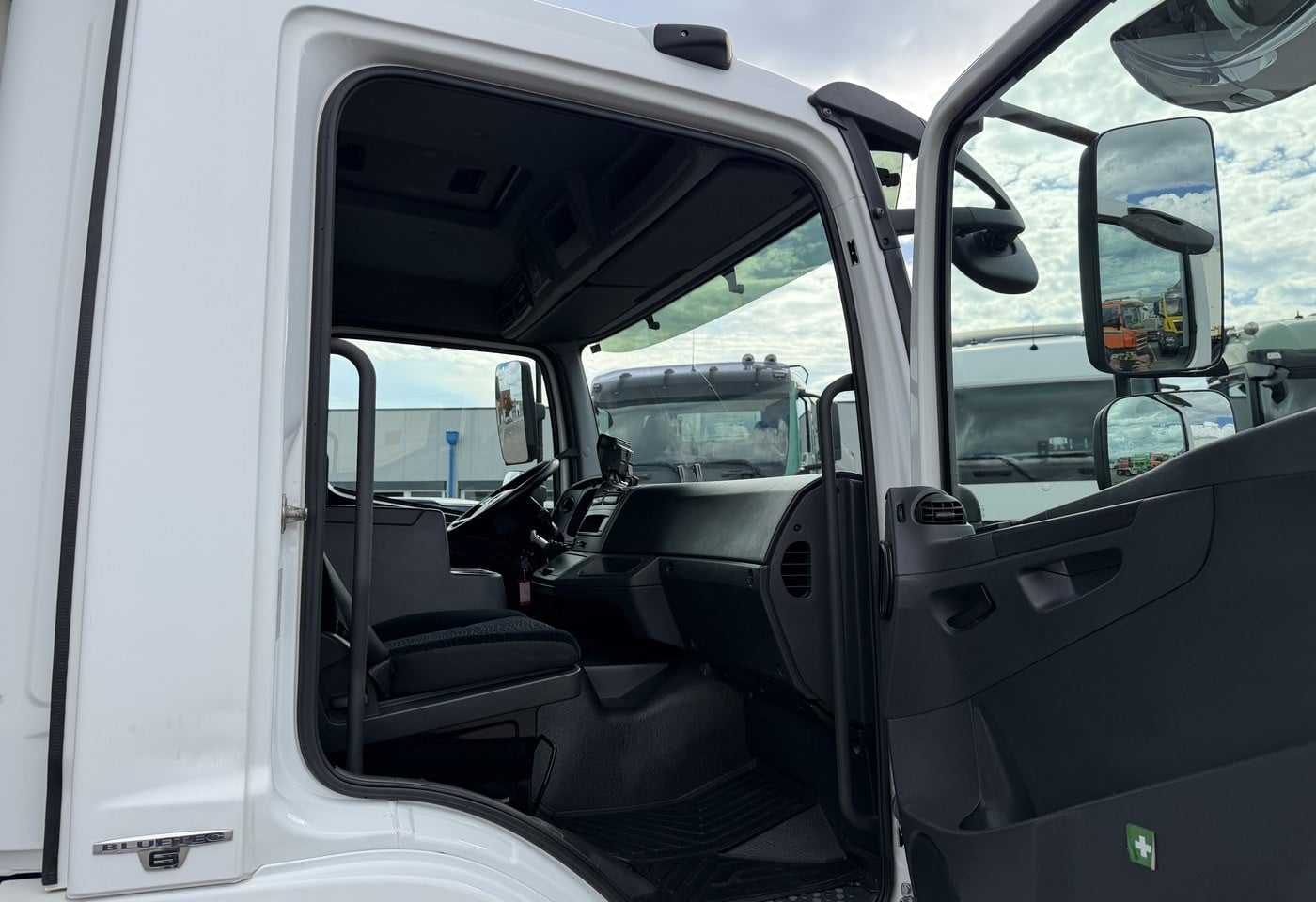 MOTO6625_3049890 vehicle image