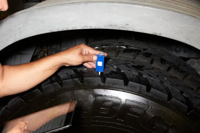 Kontrolle des Reifenprofils bei der Bewertung eines Nutzfahrzeugs