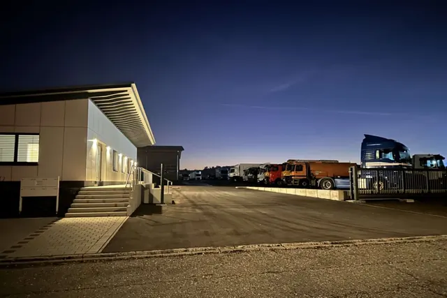Der Trucktrade-Standort Jestetten bei Nacht, Lastwagen auf dem Platz