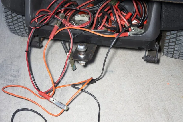 Anhängerkupplung mit Druckluft- und Elektroverbindungen am Heck einer Sattelzugmaschine