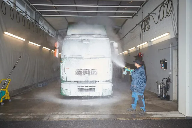 Lastwagen wird in der Waschhalle des Aufbereitungscenters eingeschäumt