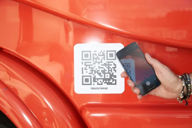 QR-Code am Fahrerhaus eines Lastwagens wird mit dem Smartphone gescannt