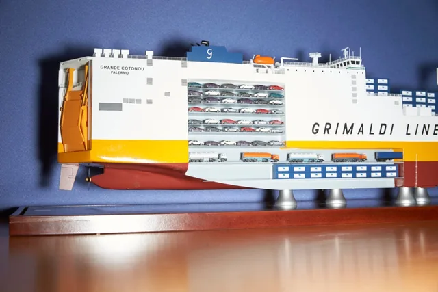 Schaubild eines Ro-Ro-Frachters der Grimaldi Lines