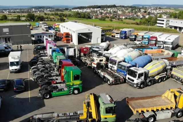 Luftaufnahme des Trucktrade-Geländes in Jestetten mit aufgereihten Lastwagen und Aufliegern