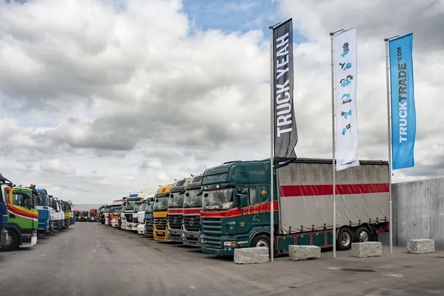 Ausstellungsplatz in Oberhasli mit aufgereihten Lastwagen und den Trucktrade-Fahnen