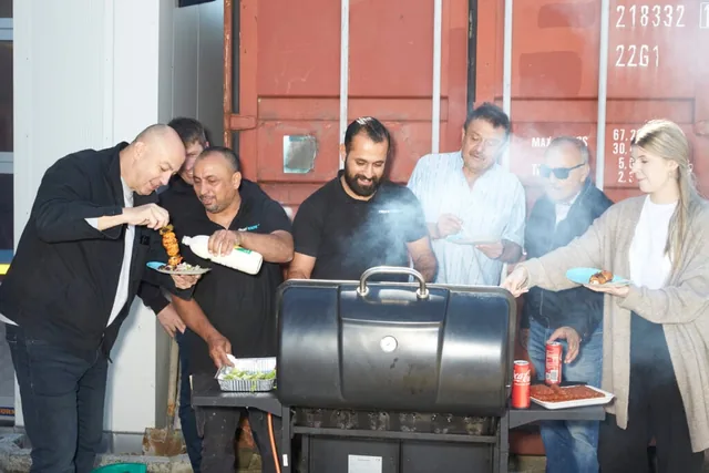 Das Trucktrade-Team beim gemeinsamen Grillen am Standort