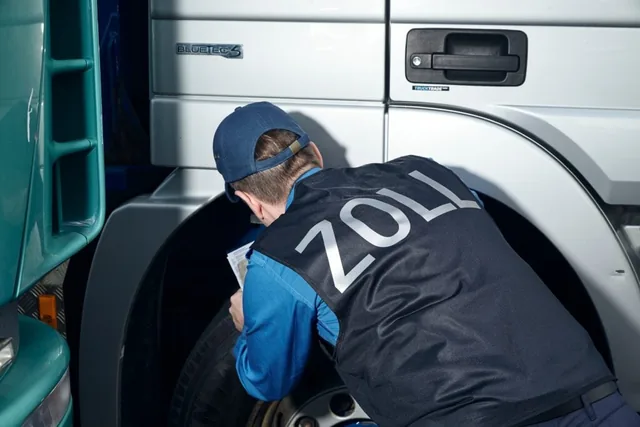 Zollbeamter bei der Fahrzeugkontrolle vor der Ausfuhr