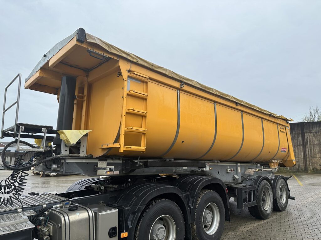 (D) 2018 Langendorf SK 20 Sattelkipper isoliert