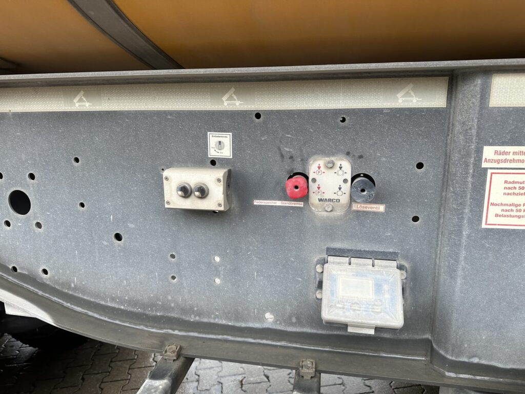 (D) 2018 Langendorf SK 20 Sattelkipper isoliert