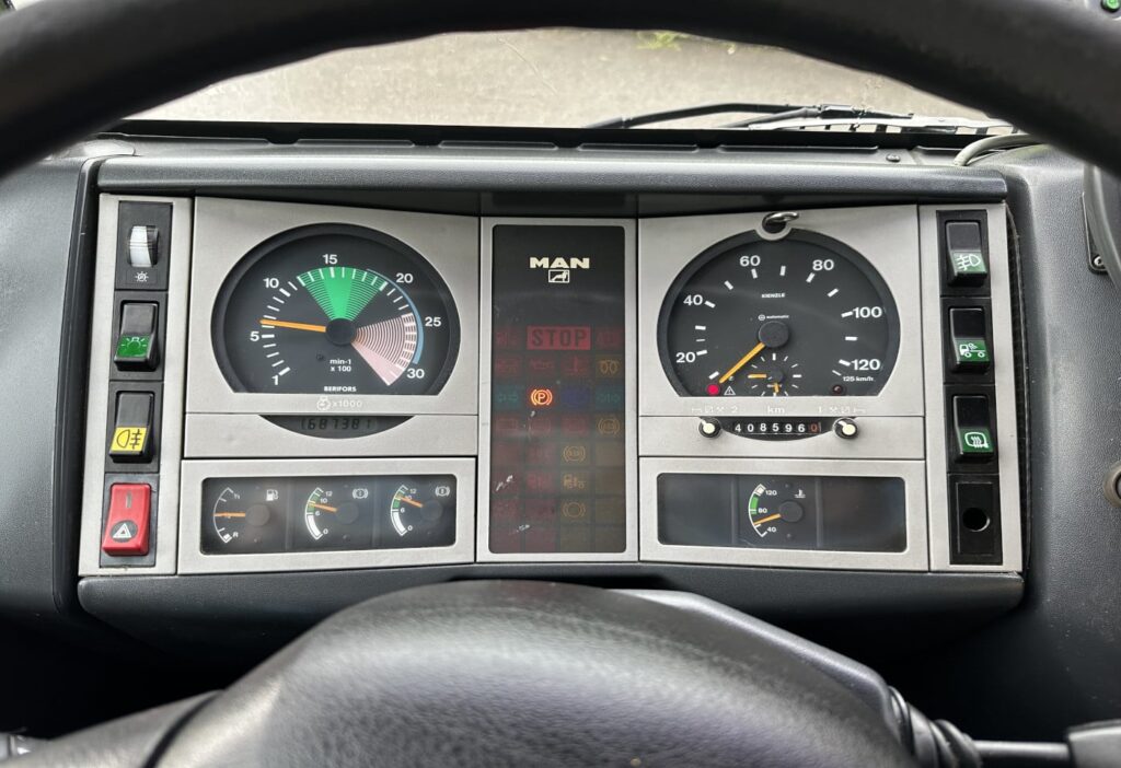 (D) 2003 MAN 12.225 LLC 4x2 Koffer / HB