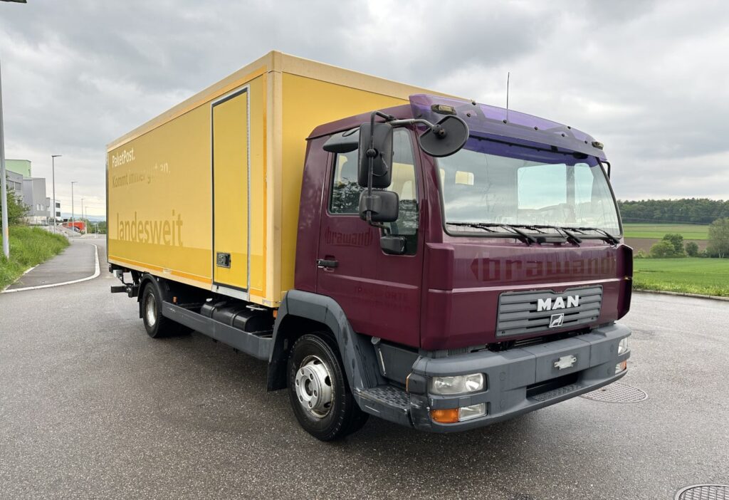 (D) 2003 MAN 12.225 LLC 4x2 Koffer / HB