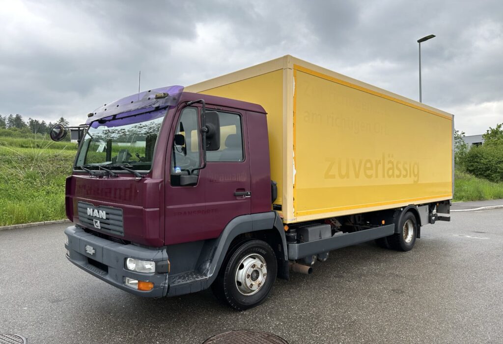 (D) 2003 MAN 12.225 LLC 4x2 Koffer / HB