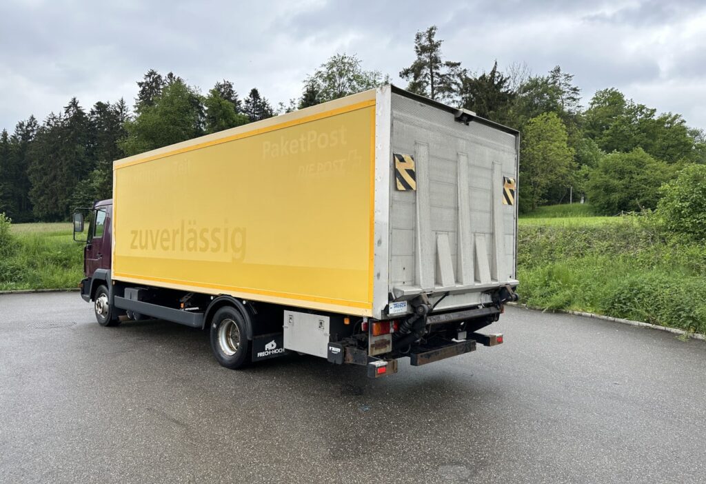 (D) 2003 MAN 12.225 LLC 4x2 Koffer / HB
