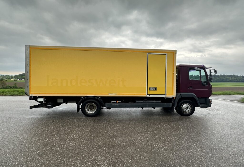 (D) 2003 MAN 12.225 LLC 4x2 Koffer / HB