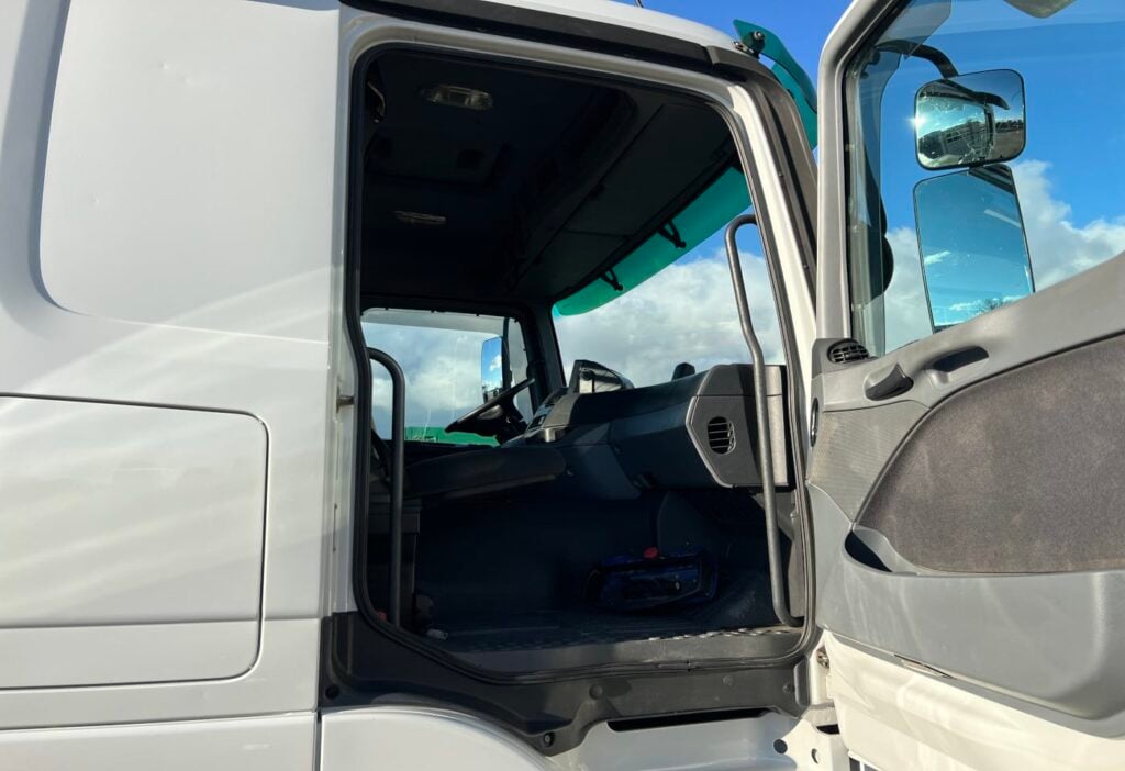 (D) 2004 MB Actros 2541 6x2*4 Brücke / Kran