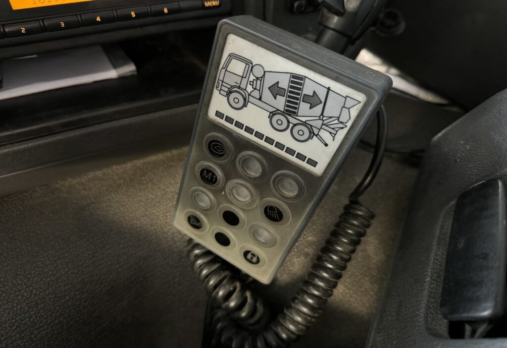 2011 Volvo FMX-460 8x4R Betonmischer