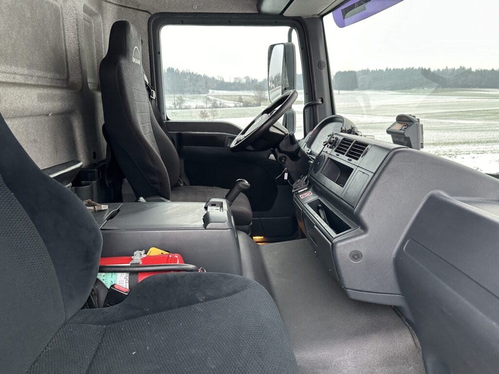2009 MAN TGL 8.220 4x2 Blache / HB