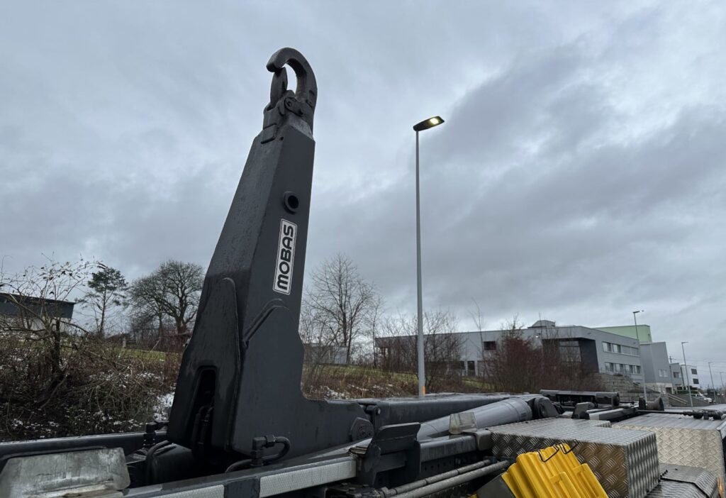 (D) 2015 MB-Arocs 3245 8x2 Haken