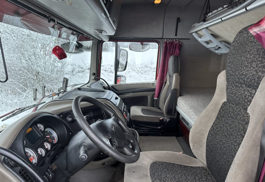 (D) 2008 DAF XF 105.410 4x2 Blache / HB