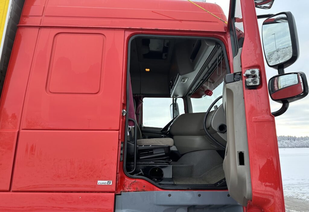 (D) 2008 DAF XF 105.410 4x2 Blache / HB