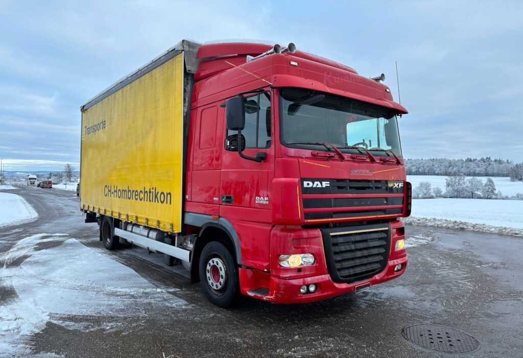 (D) 2008 DAF XF 105.410 4x2 Blache / HB