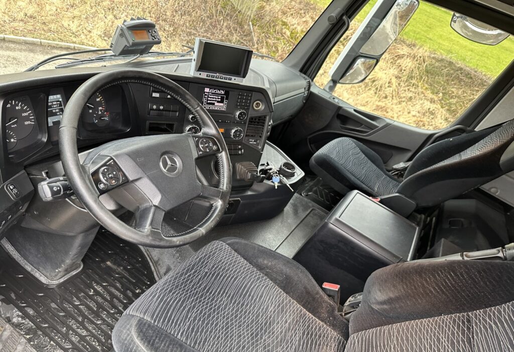 2014 MB-Arocs 3248 8x4 Kipper