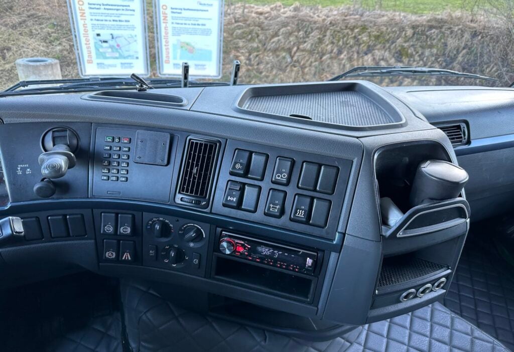2011 Volvo FH-460 6x2T SZM