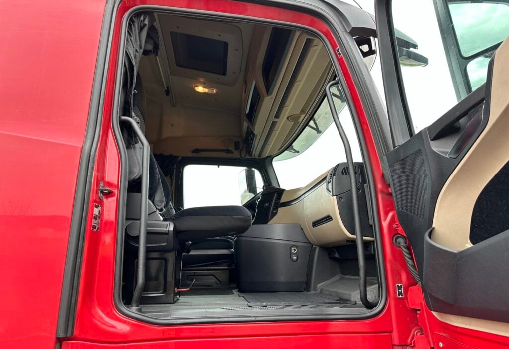 2015 Mercedes-Benz Actros 1842 4x2 Kasten / HB
