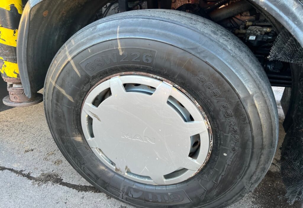 (D) 2001 Scania P124CB 8x4*6 Effer 920/6S JIB 4S+Winde
