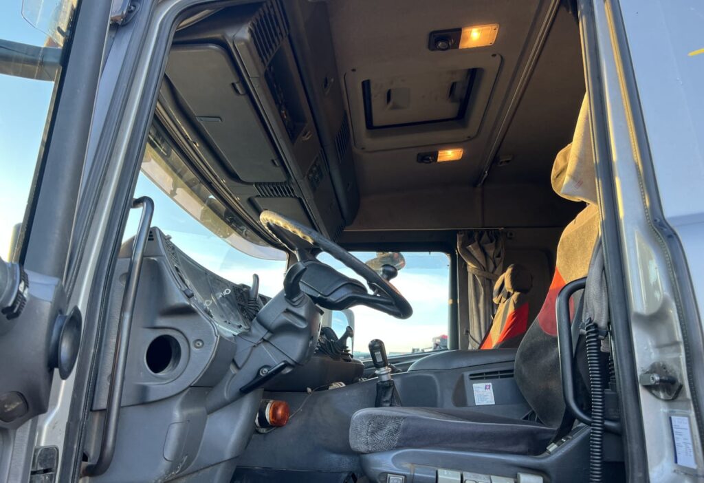 (D) 2001 Scania P124CB 8x4*6 Effer 920/6S JIB 4S+Winde