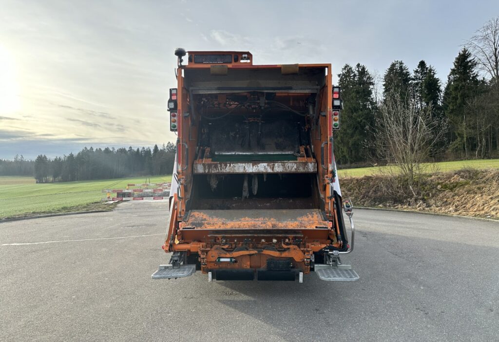 2016 Volvo FM-330 6x2R Kehrichtwagen