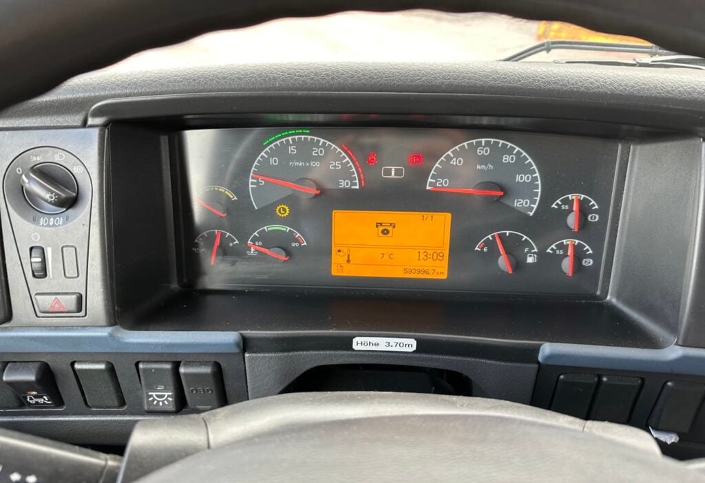 2006 Volvo FM-300 4x2R Kasten mit HB