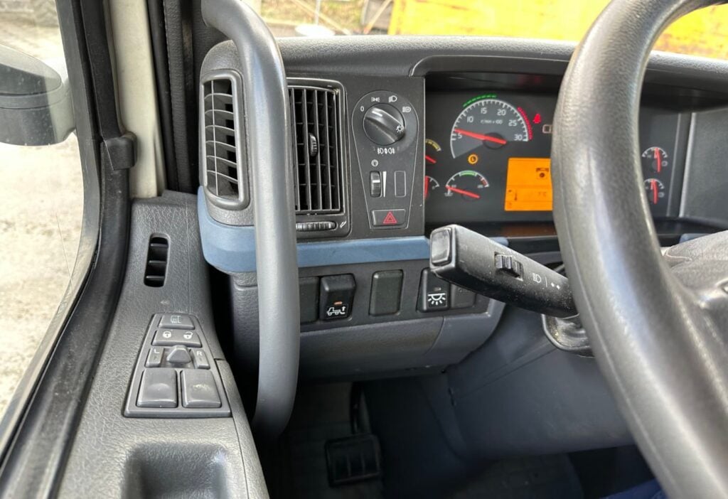 2006 Volvo FM-300 4x2R Kasten mit HB