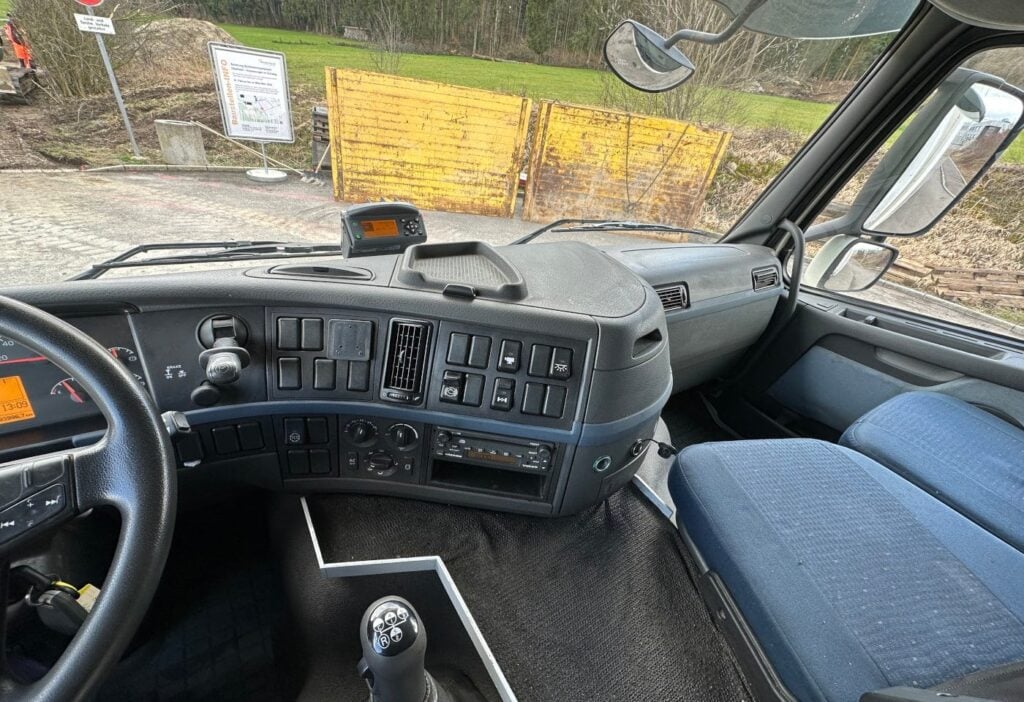 2006 Volvo FM-300 4x2R Kasten mit HB
