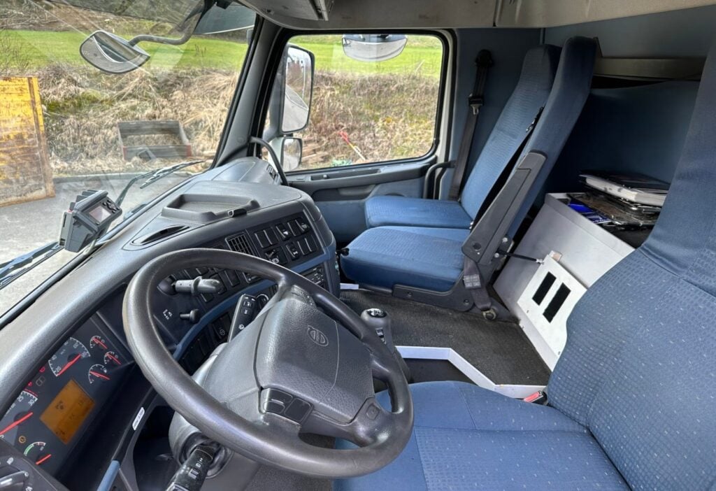 2006 Volvo FM-300 4x2R Kasten mit HB