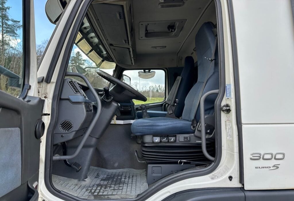 2006 Volvo FM-300 4x2R Kasten mit HB