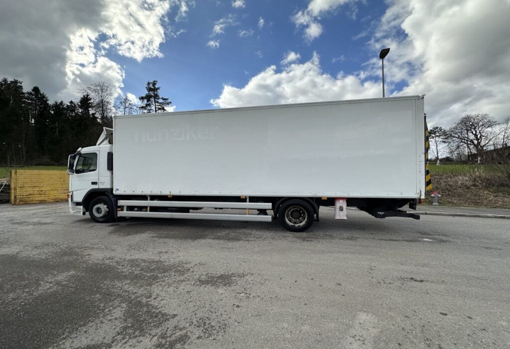 2006 Volvo FM-300 4x2R Kasten mit HB