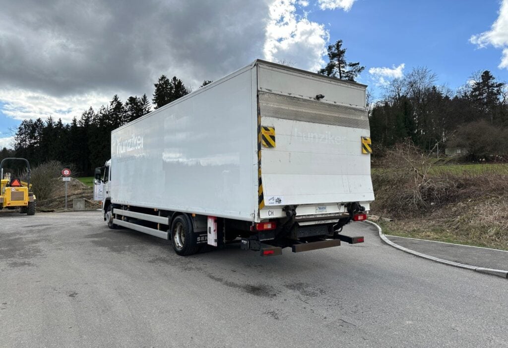 2006 Volvo FM-300 4x2R Kasten mit HB