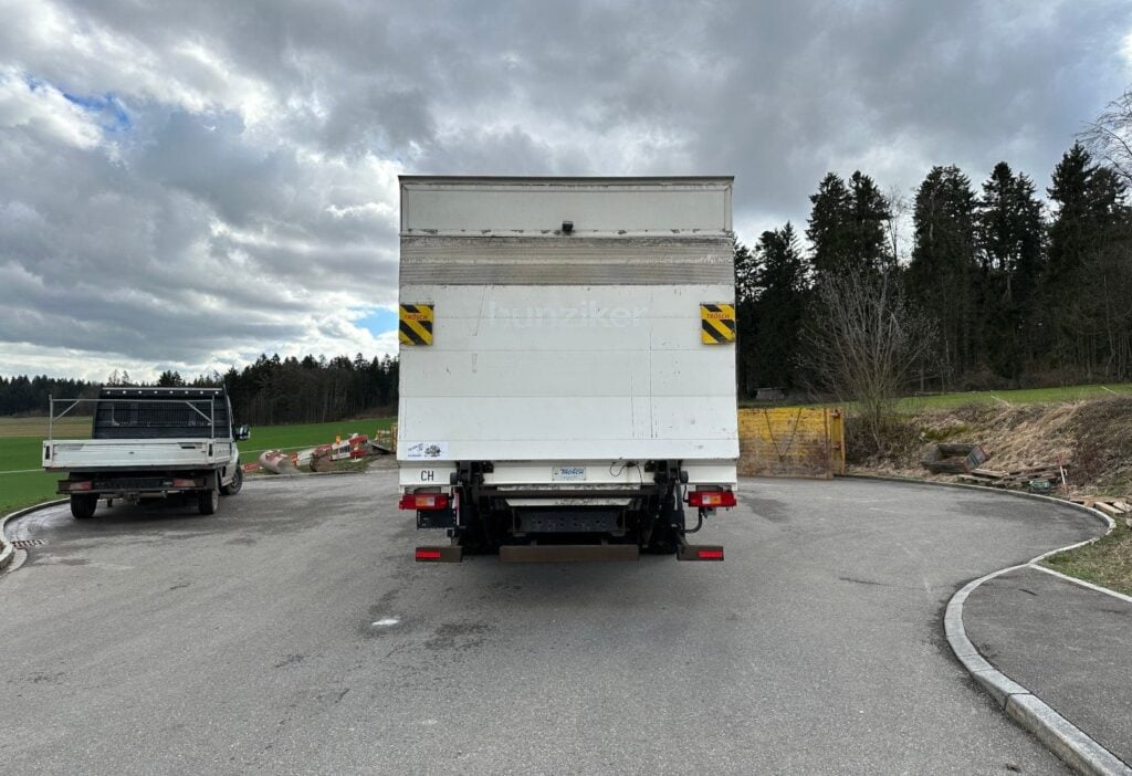 2006 Volvo FM-300 4x2R Kasten mit HB