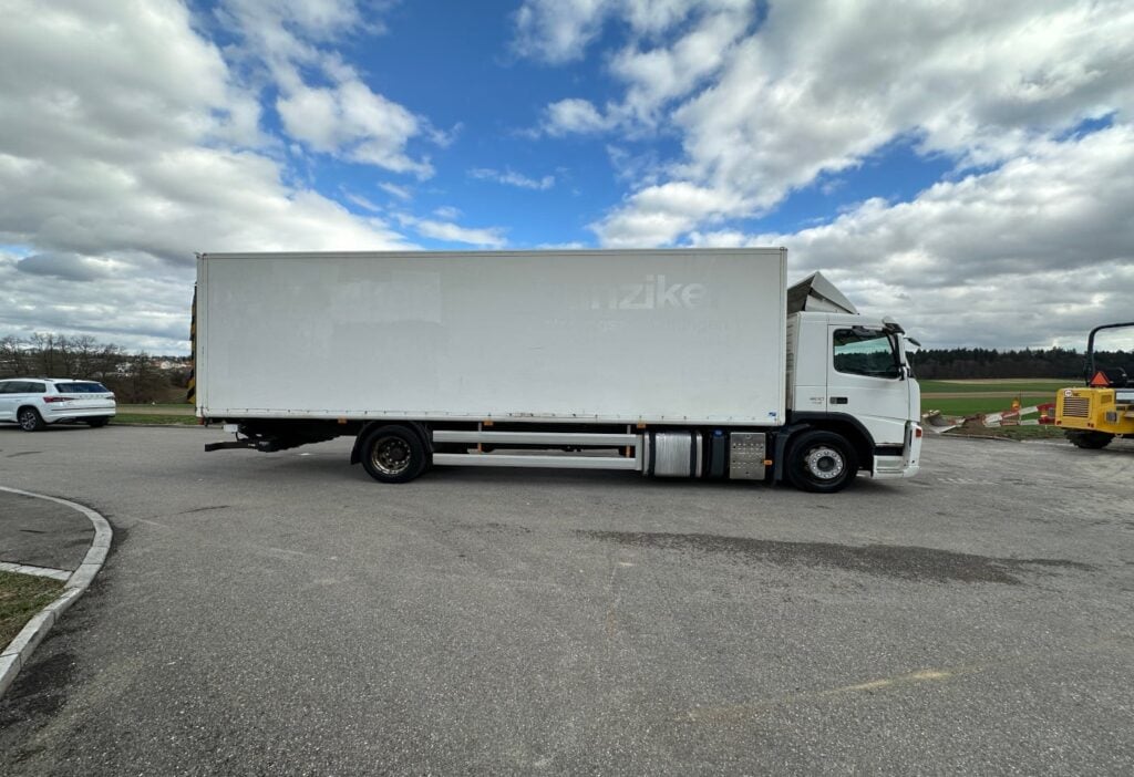 2006 Volvo FM-300 4x2R Kasten mit HB