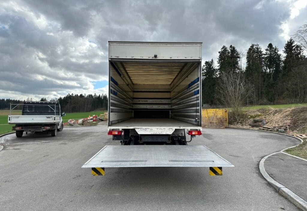 2006 Volvo FM-300 4x2R Kasten mit HB
