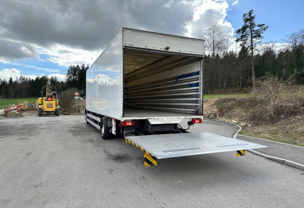 2006 Volvo FM-300 4x2R Kasten mit HB